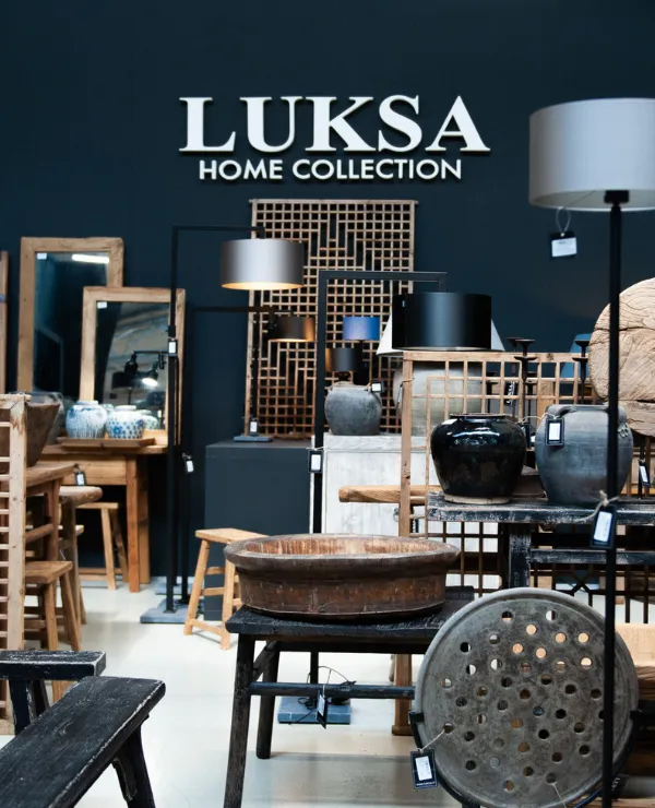 Merken_Luksa_meubels_woonaccessoires_stand