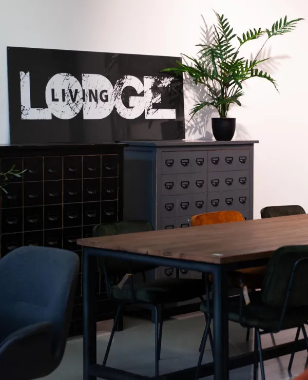 Merken_lodge-living_stand