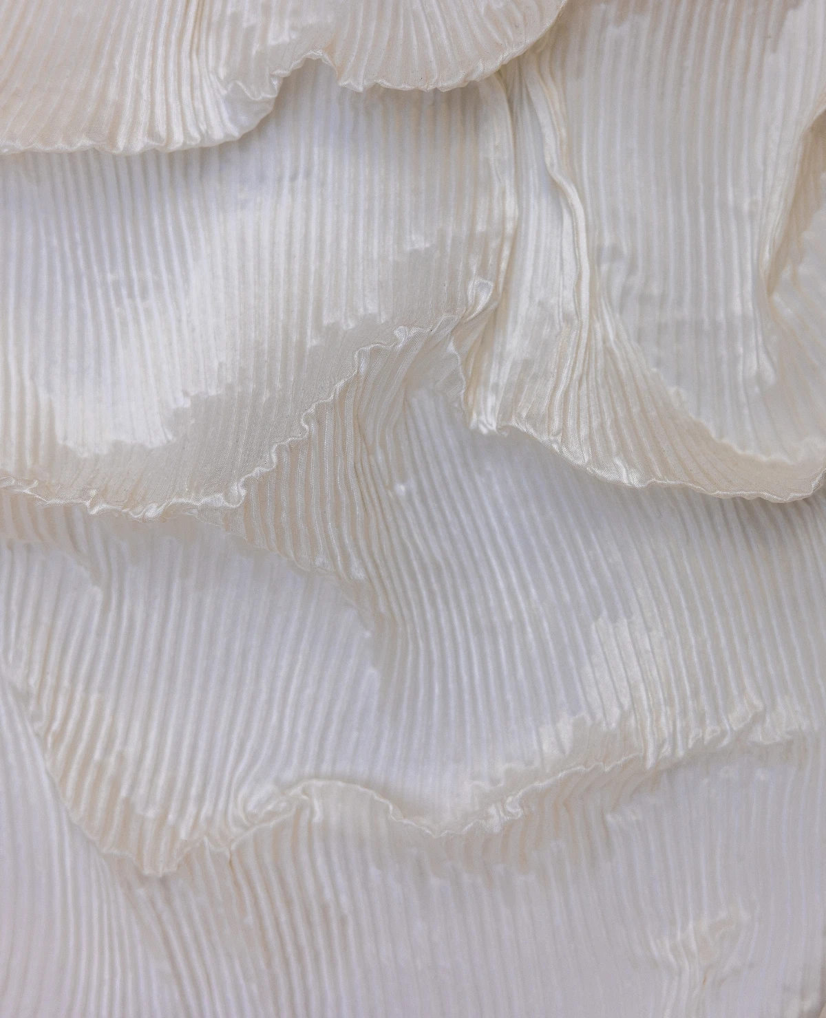 Plooien van transparante ivoorkleurige stof met verfijnde textuur uit de trendkleuren A/W 26/27