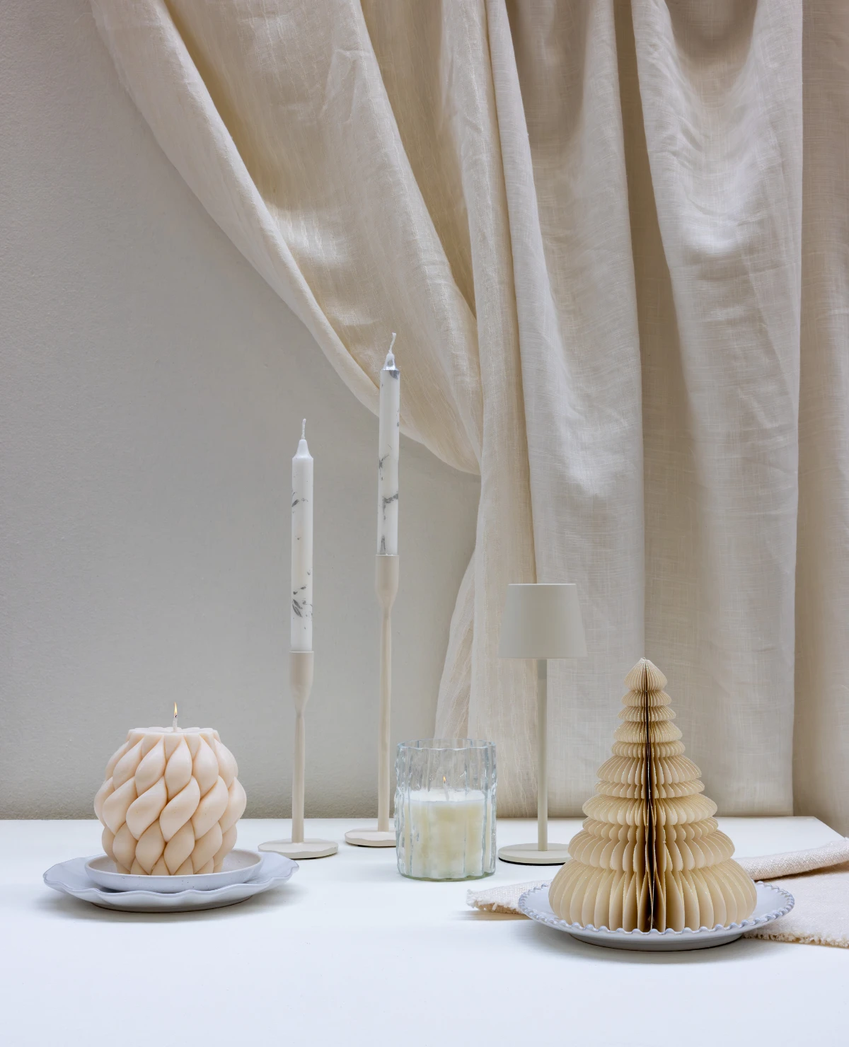 Minimalistische winterdecoratie in warme crème- en zandtinten volgens de trendkleuren A/W 26/27.