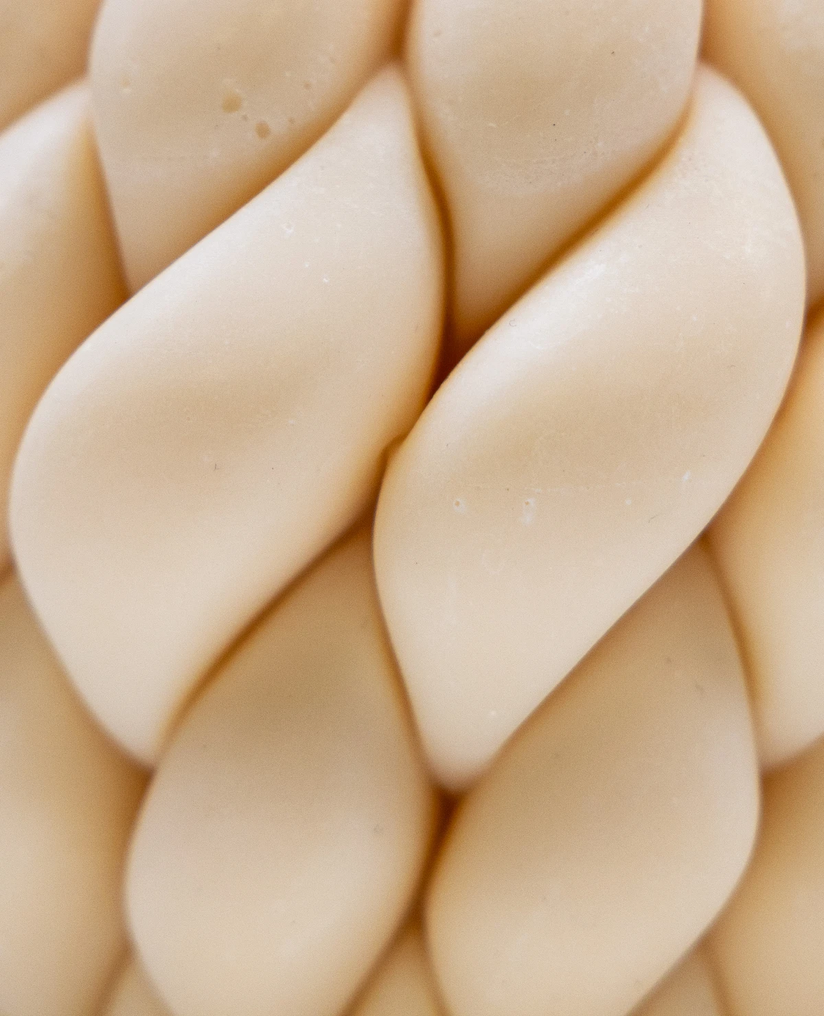 Close-up van zachte beige vormen in organische structuren, passend binnen de trendkleuren A/W 26/27.