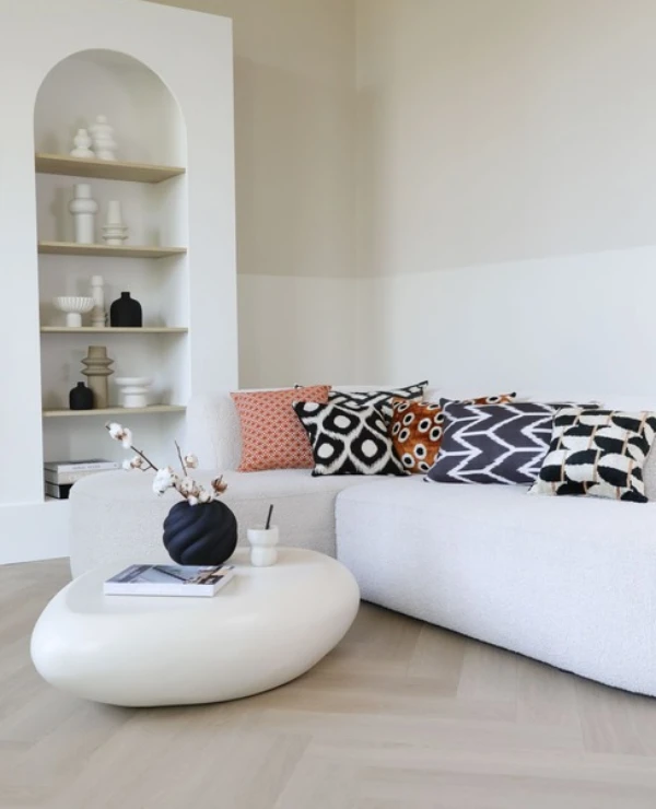 woonkamer inrichting bank met sierkussens van house of nomade bij TICA