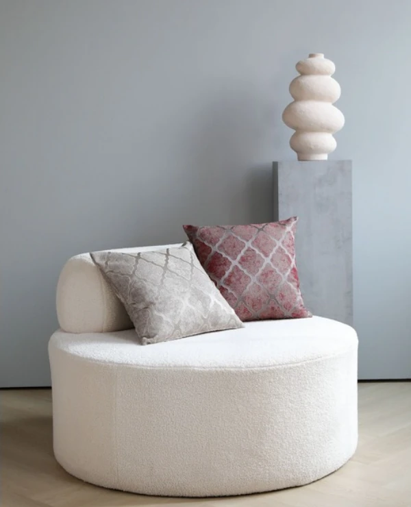 beige bank met sierkussens van house of nomade bij TICA