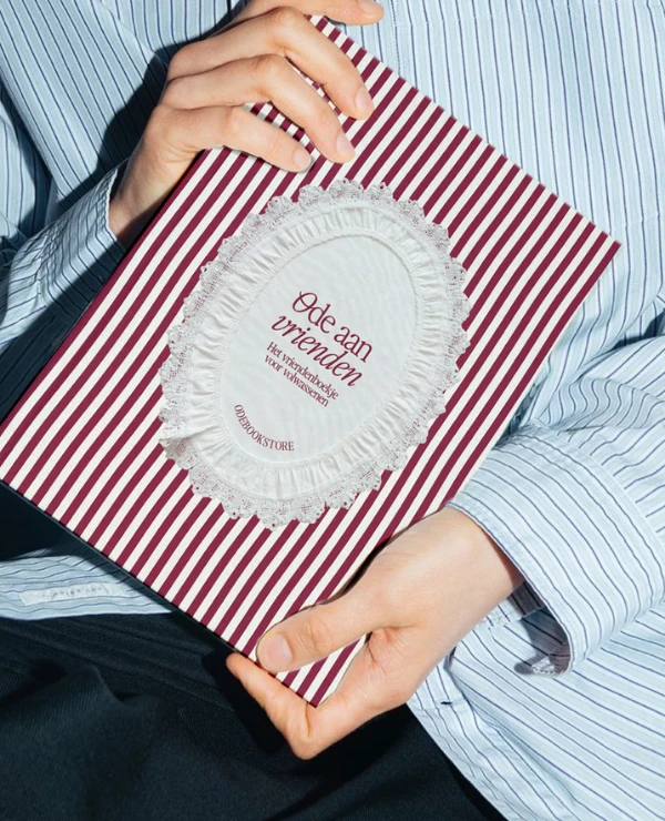 handen houden boek ode aan vrienden vast bij TICA