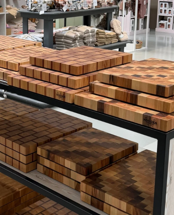 tafel met snijplanken van Wooden Amsterdam