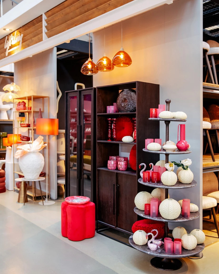 Einkaufen Venlo bei TICA: stilvolle Interior-Ausstellung mit roten Wohnaccessoires, Lampen und dekorativen Möbeln