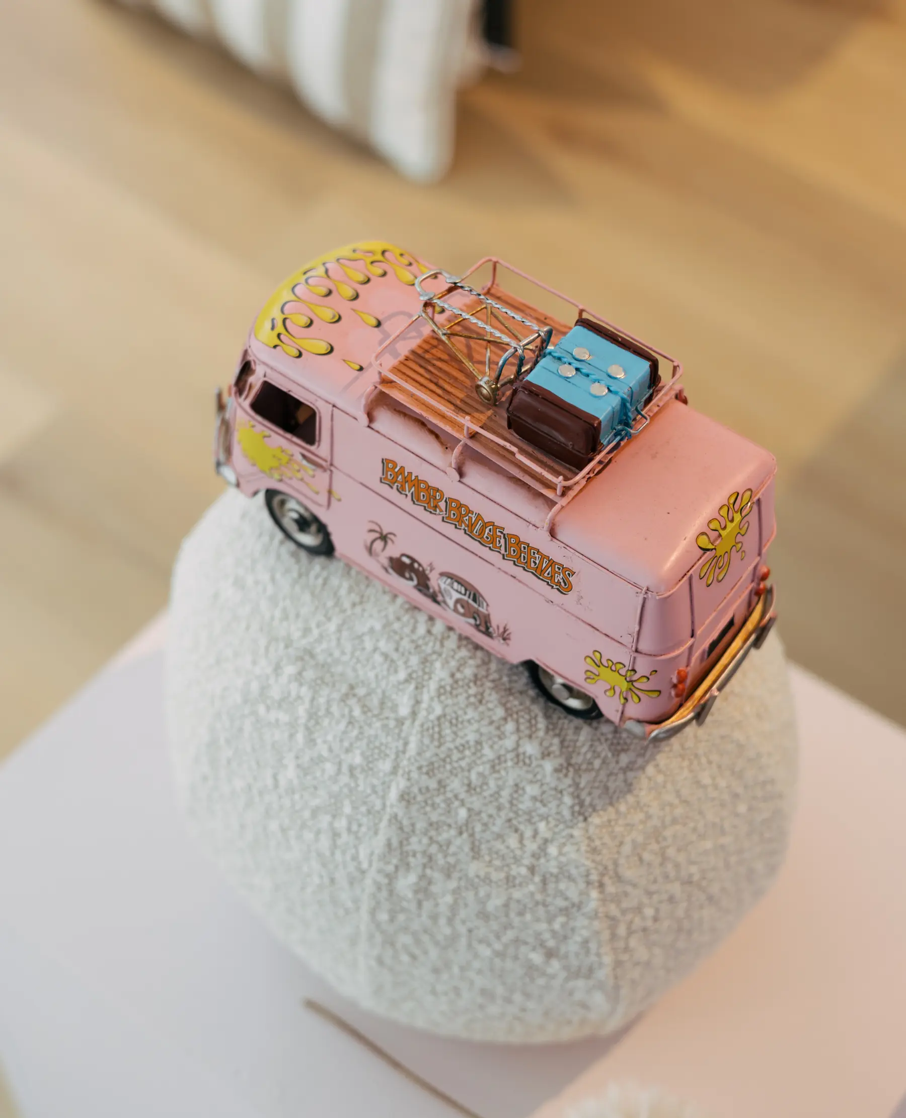 trendbeeld voorjaarscollectie kussen en roze busje