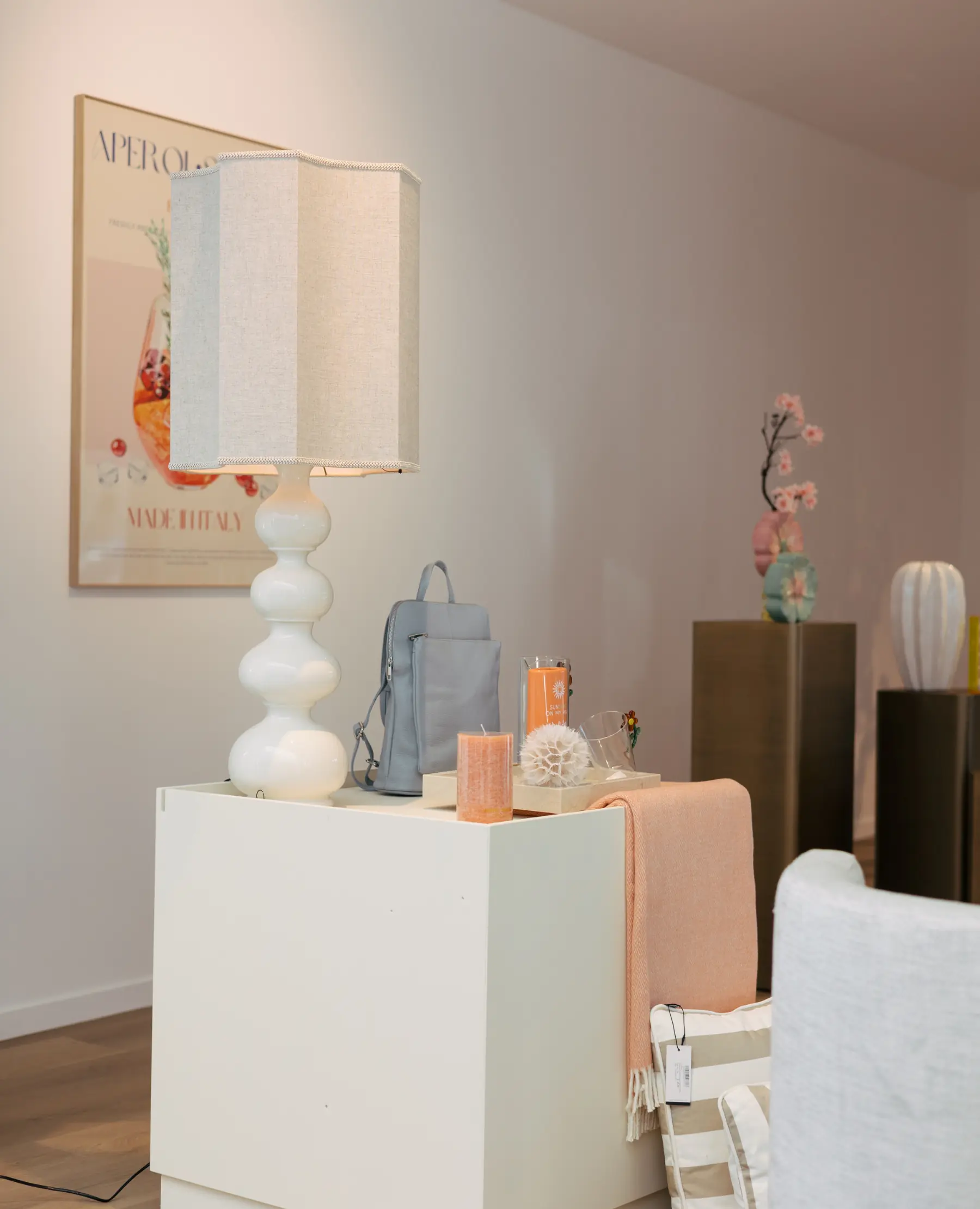 Trendbeeld voorjaarscollectie met lamp glas en rugzak
