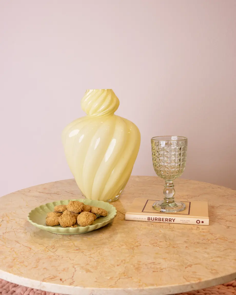 Voorjaarscollectie inkopen bij TICA, gele vaas glas en koekjes