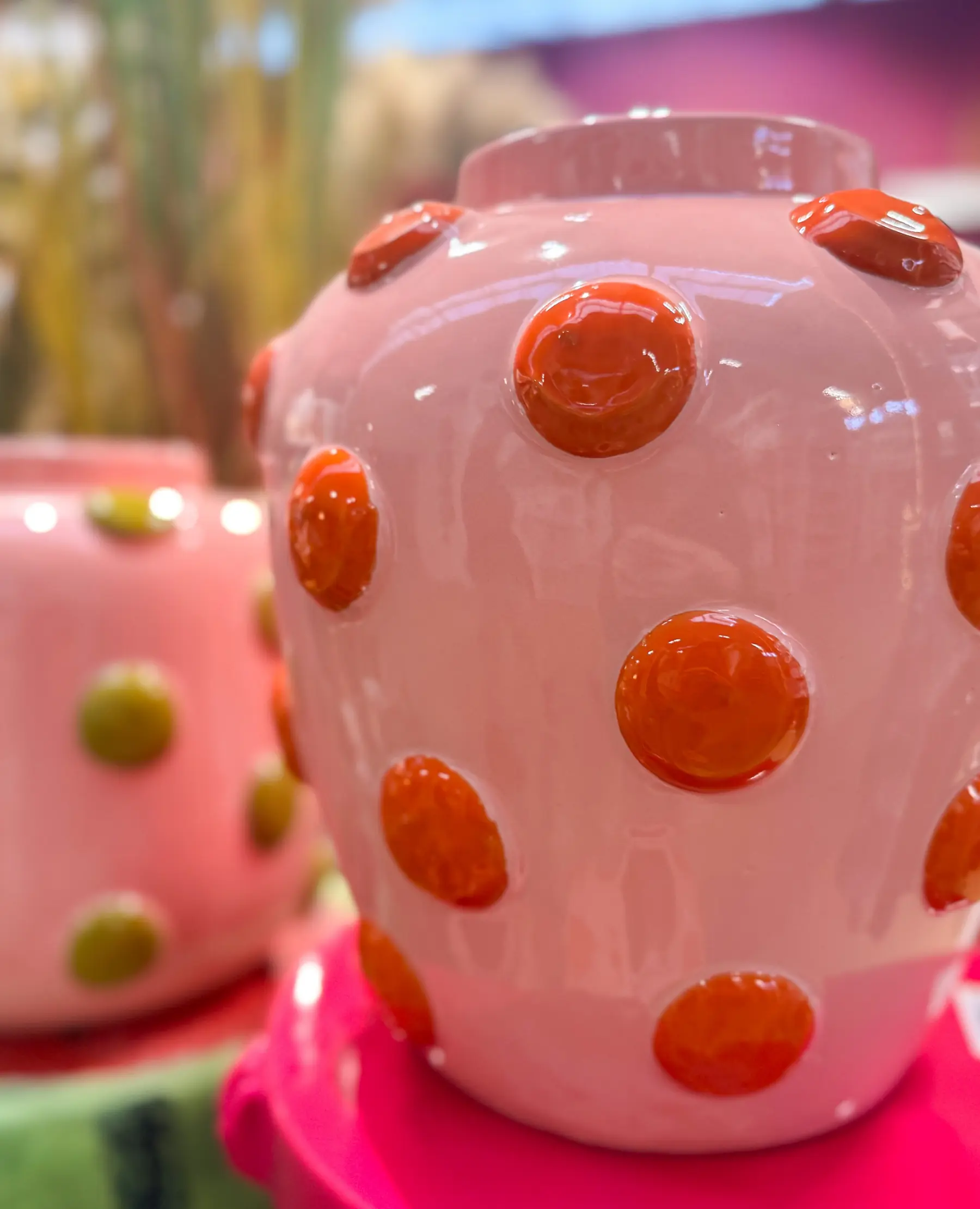 Roze vaas met oranje stippen bij TICA