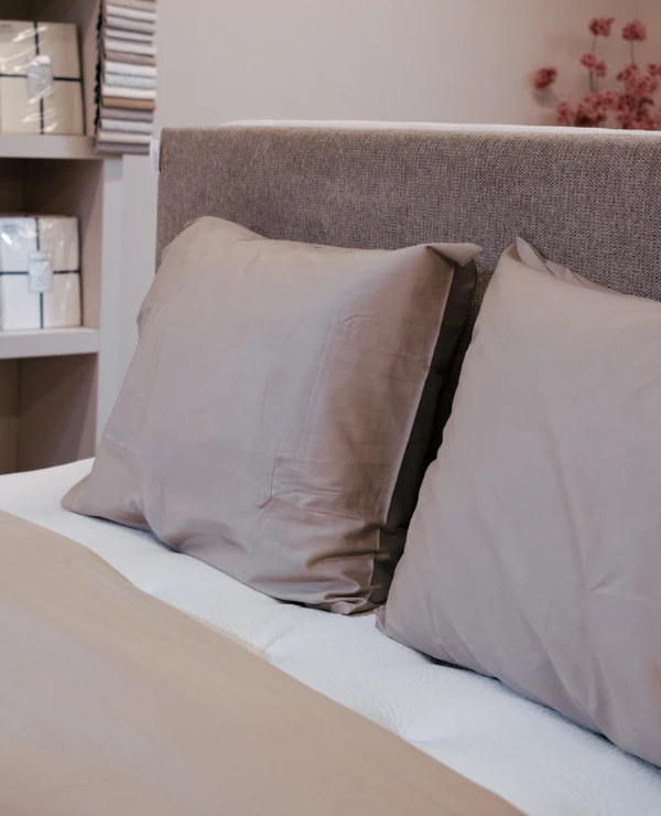 luxe bed met satijnen beddengoed van luxurydream bij TICA