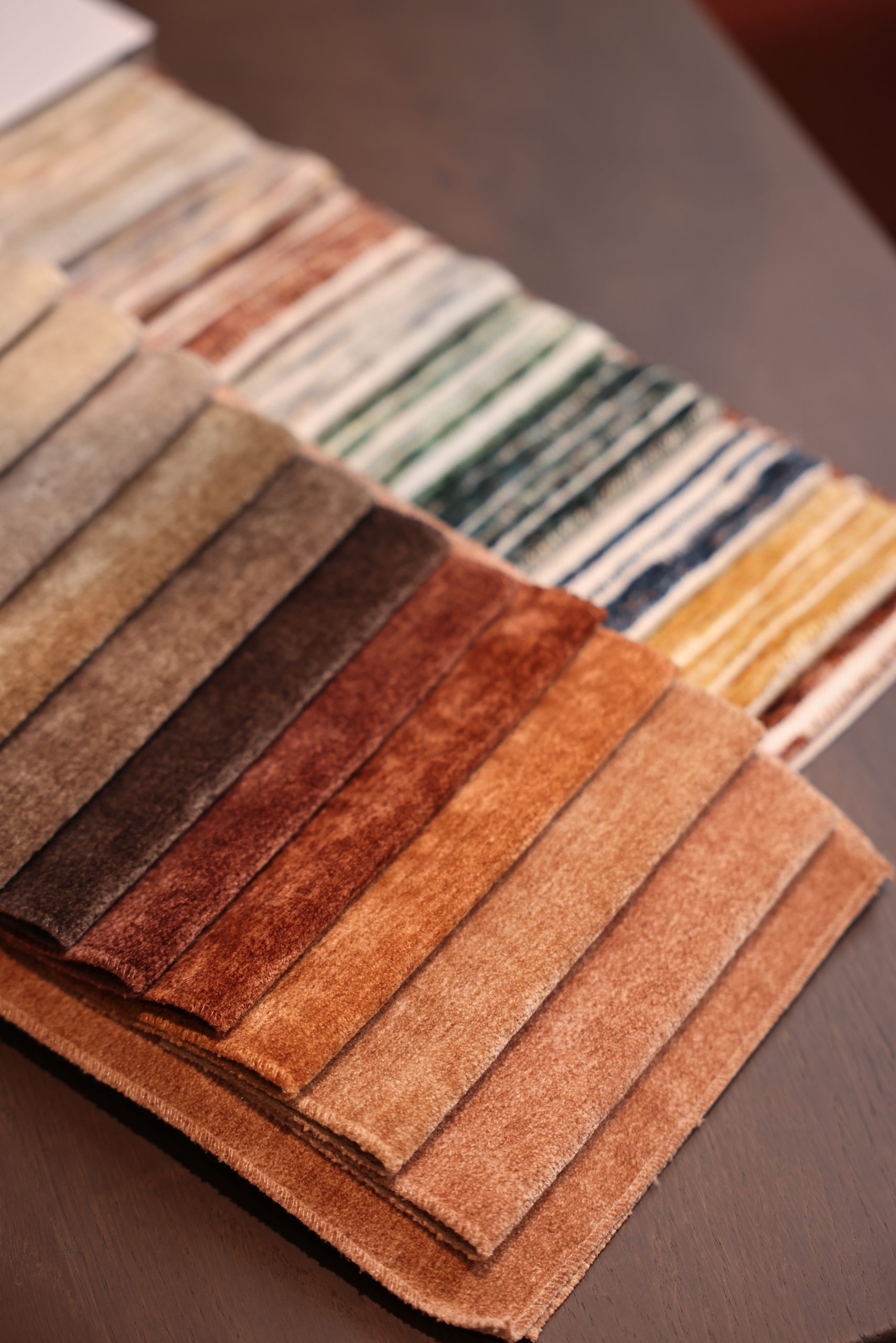 Stoff-Farbpalette in Herbstfarben Braun Beige Orange für die Objekteinrichtung bei TICA