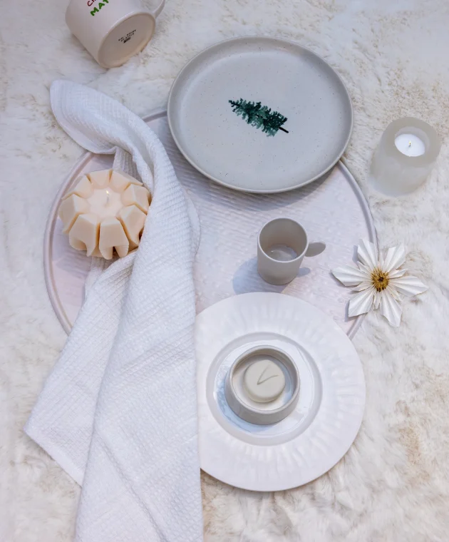 wit tafelservies met witte servet op beige tapijt van TICA