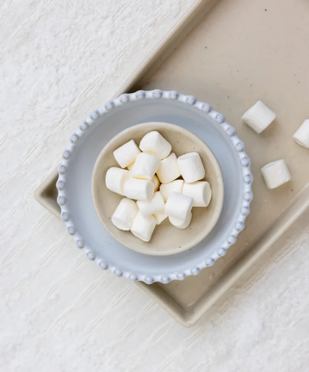 Schaaltje met marshmallows in subtiele neutrale tinten uit de trendkleuren A/W 26/27.