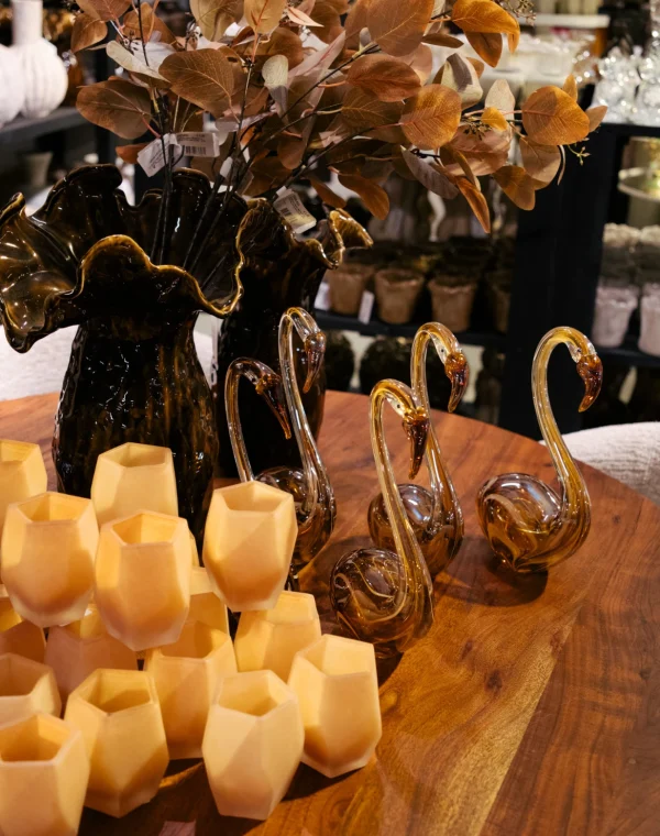 Inspirierendes Styling mit Glasschwänen, Vasen und Wohndekoration bei TICA Brüssel.