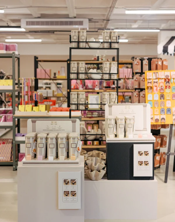 Stilvolle Präsentation von Duftkerzen, Wohndekoration und Geschenkartikeln bei TICA Brüssel.
